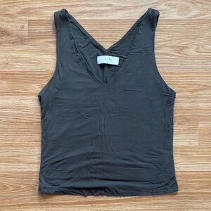 Azōe Fitted V Neck Tank - size M